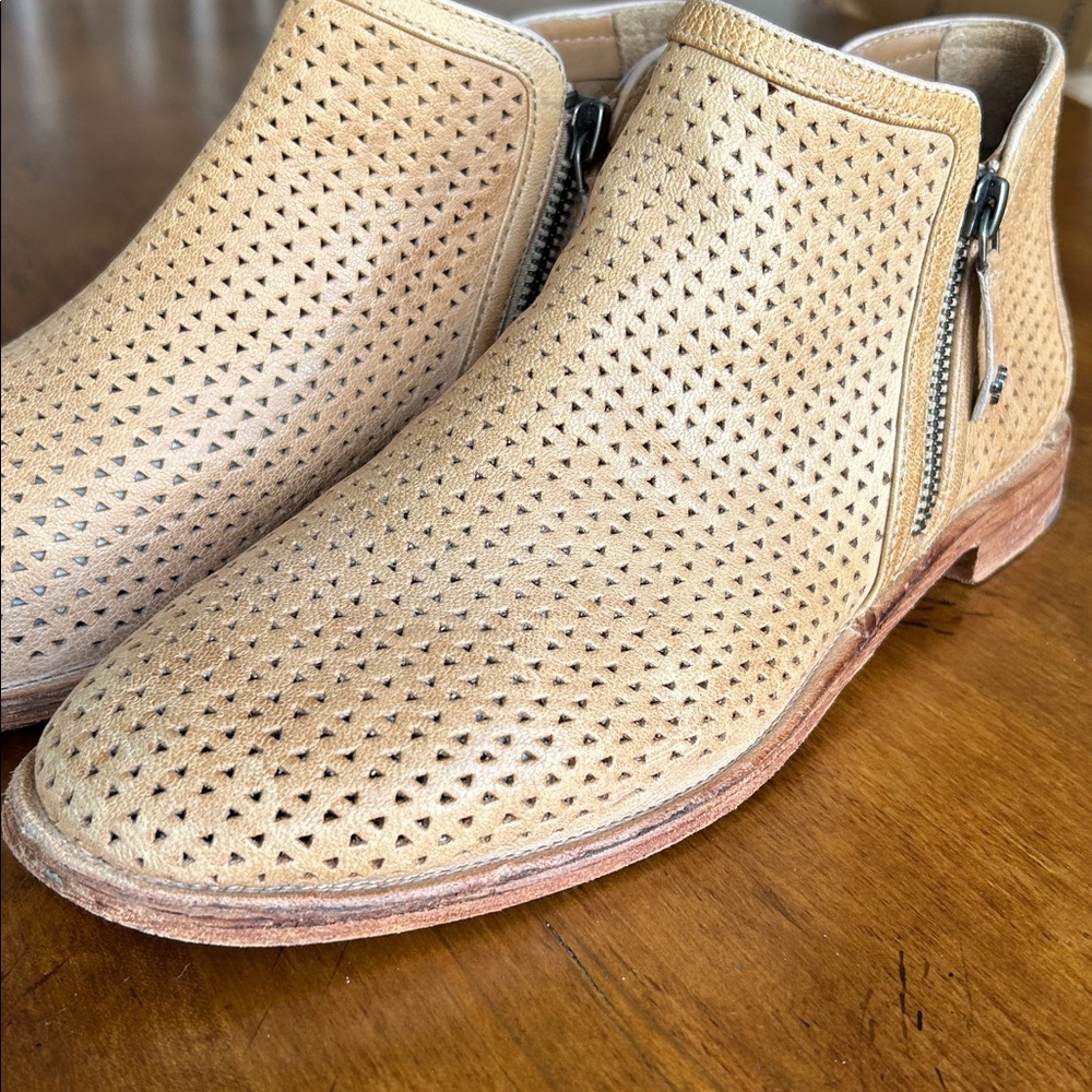 Trask Aubrey Natural Leather Ankle Boot, size 8.5